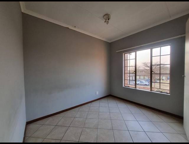 2 BEDROOM APARTMENT FOR SALE IN MOOIKLOOF RIDGE ESTATE